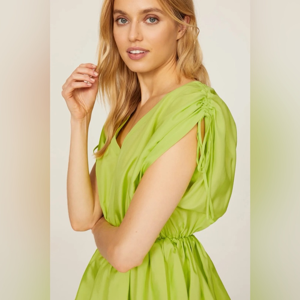 New! 💚 Green Billowy Gathered Springtime Trina Turk Top 👚- Size M